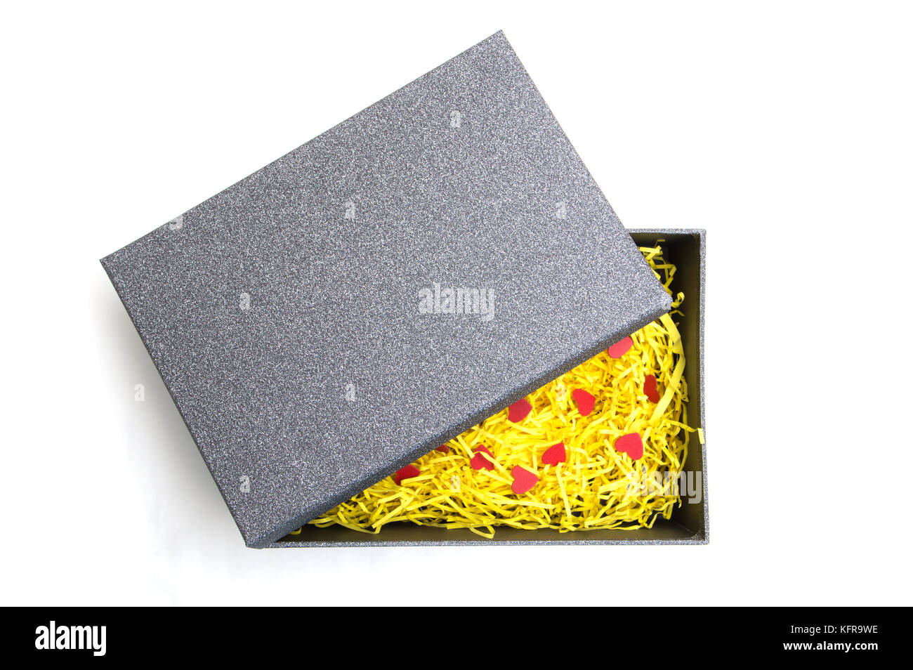 Confezione regalo nera con il giallo il materiale di imballaggio e il cuore rosso modello Foto Stock