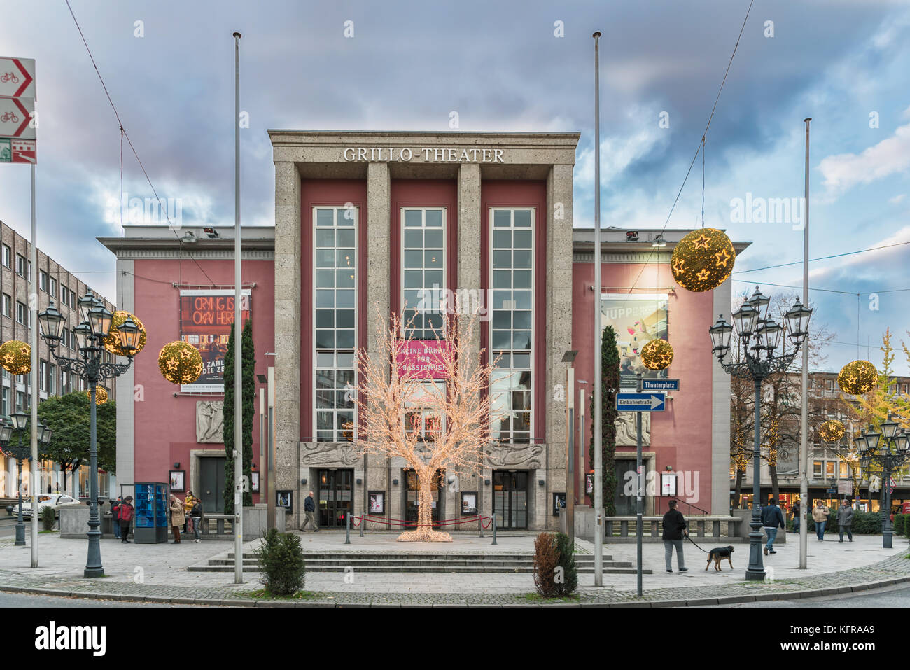 ESSEN, Germania - 30 Ottobre 2017: Natale illuminazione è già glooming attorno al famoso vecchio Teatro Grillo presso il centro cittadino Foto Stock