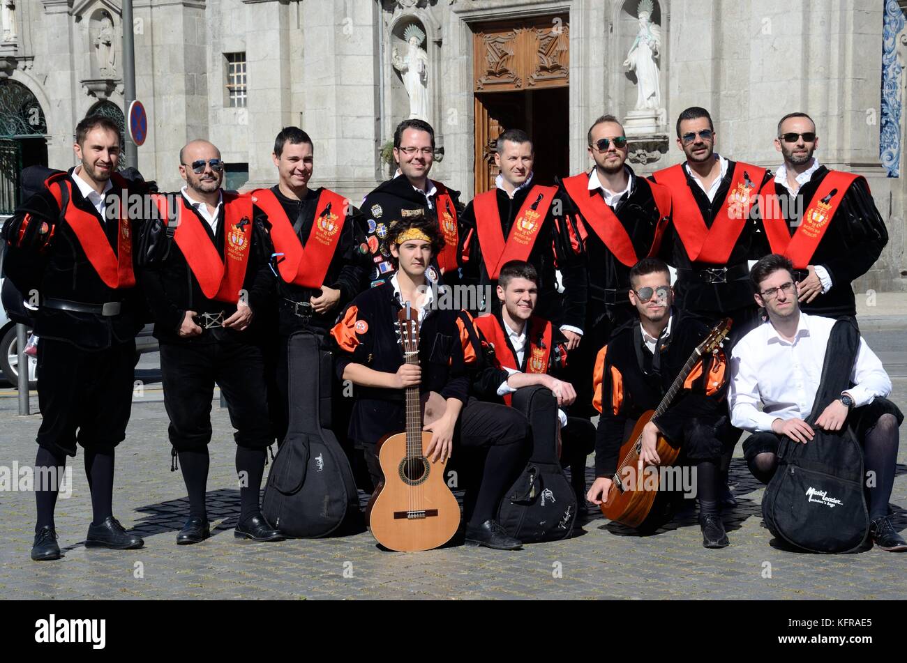 Un gruppo di musicisti spagnoli che indossano il costume tradizionale in posa di una strada di Lisbona Portogallo Foto Stock