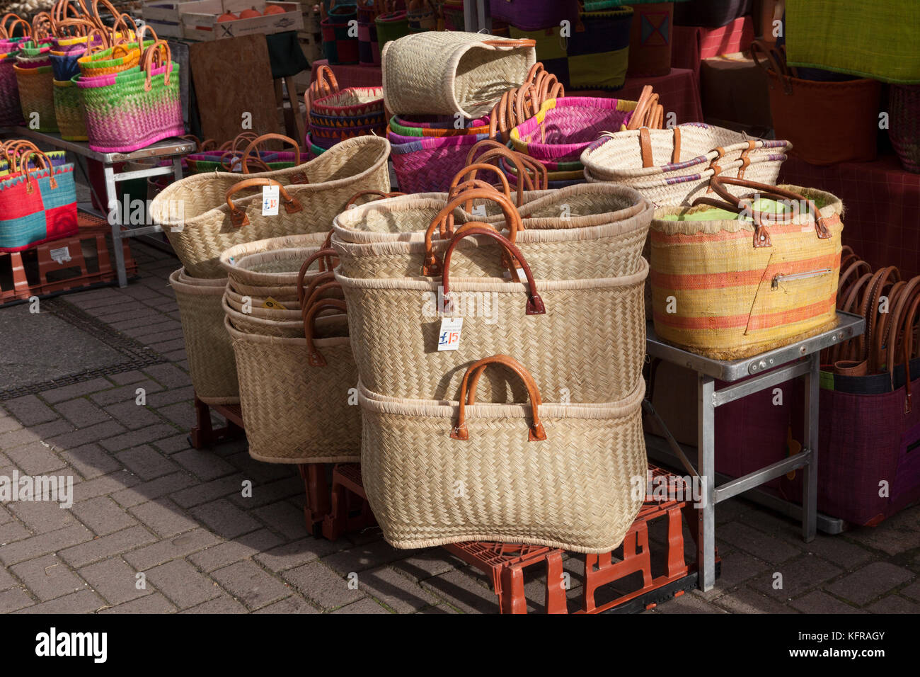 Cestini colorati su un mercato in stallo un mercato francese nel Regno Unito Foto Stock