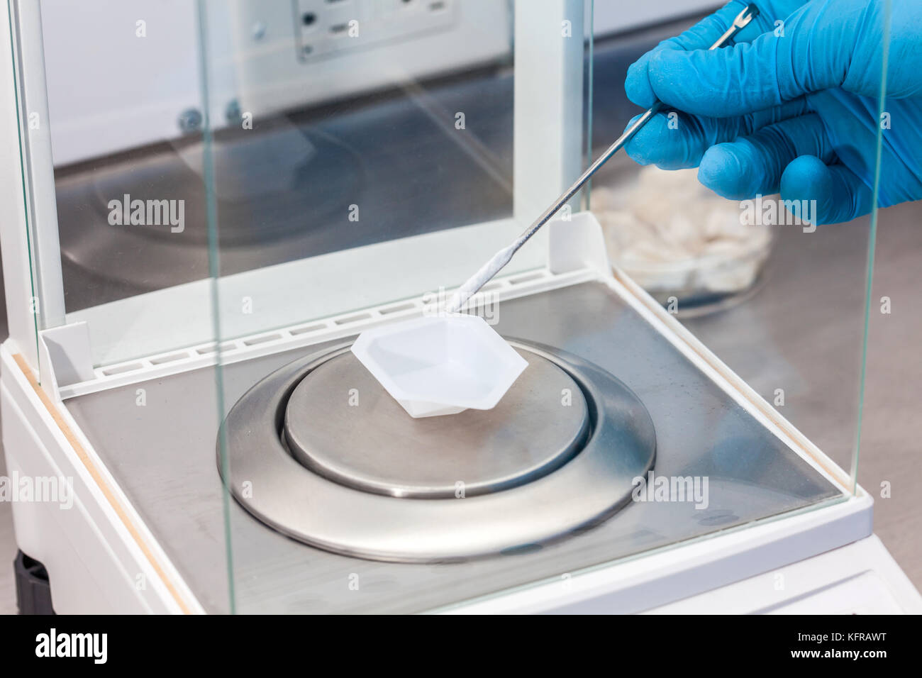 Scienziato utilizzando una bilancia analitica in laboratorio Foto Stock