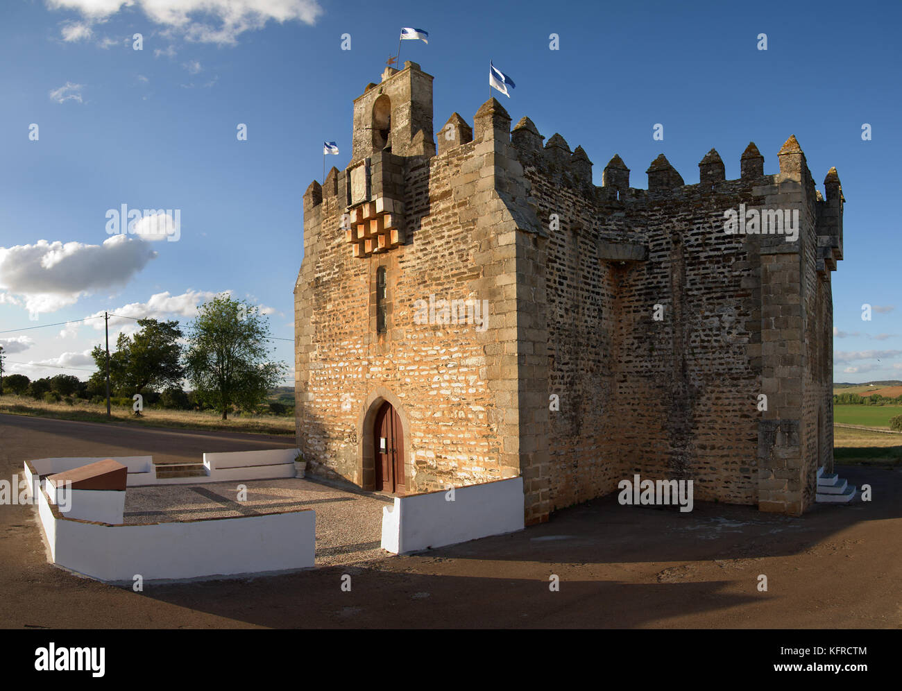Vista laterale della Boa Nova a cappella o Santuario di Nossa Senhora da (nostra Signora di) boa-nova. un raro caso di una chiesa fortificata risalente del XIV centur Foto Stock