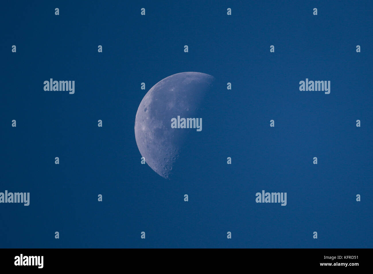 Luna La luna è il solo satellite naturale della terra. Con un diametro equatoriale km1 3474 è il sistema solare più grande del quinto satellite, mentre Foto Stock