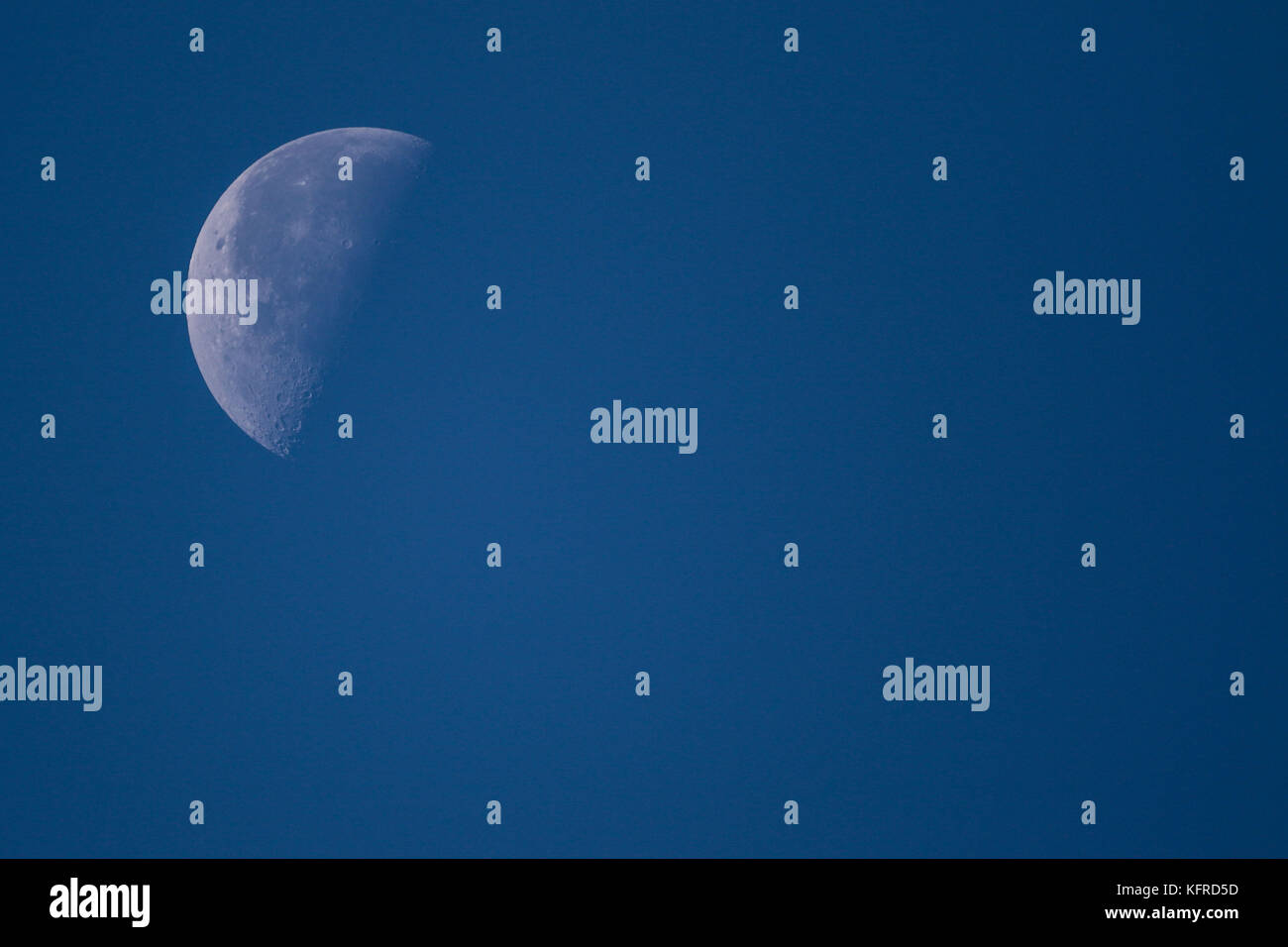 Luna La luna è il solo satellite naturale della terra. Con un diametro equatoriale km1 3474 è il sistema solare più grande del quinto satellite, mentre Foto Stock