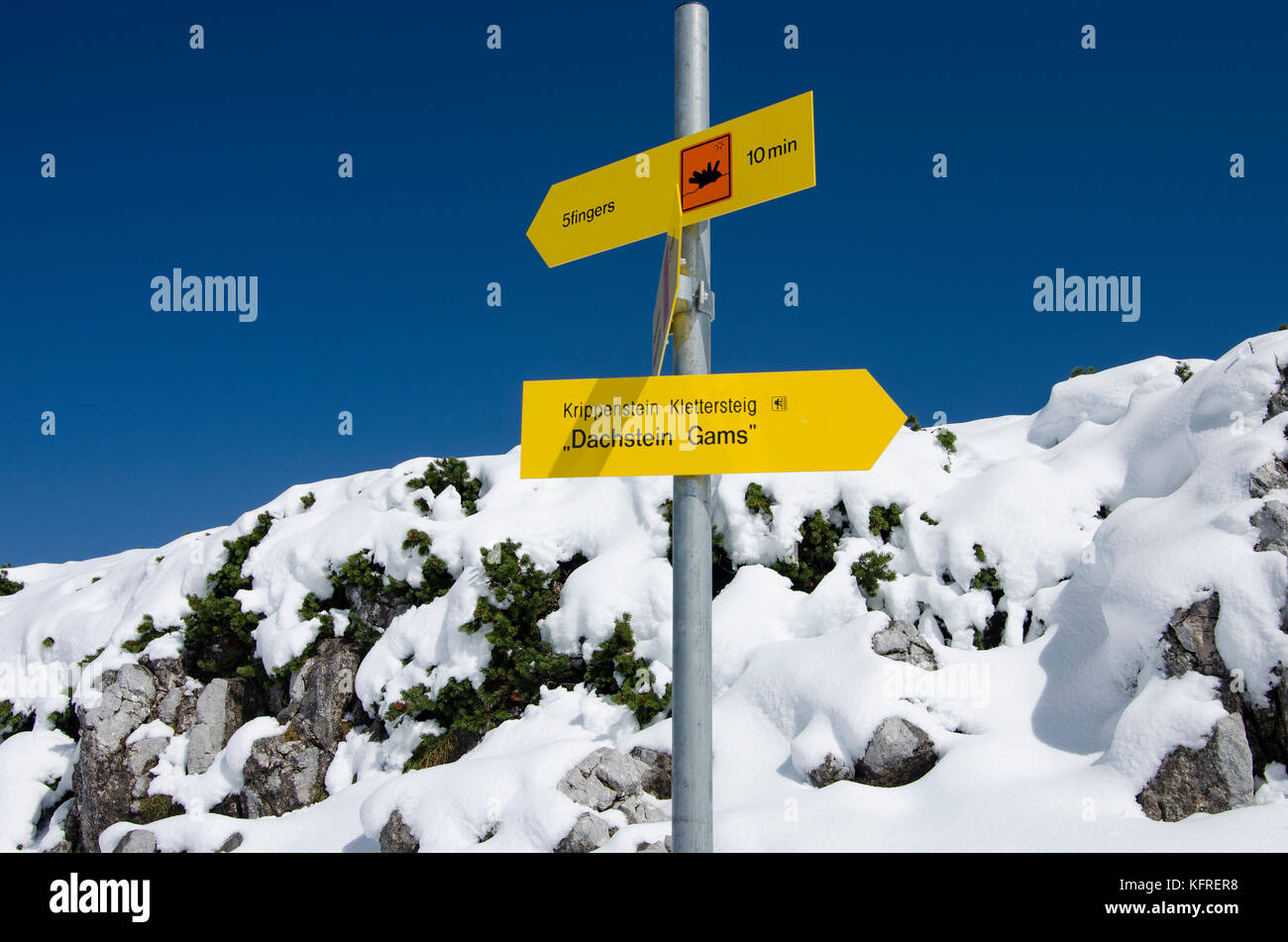 Un cartello su un sentiero hiing in inverno Foto Stock