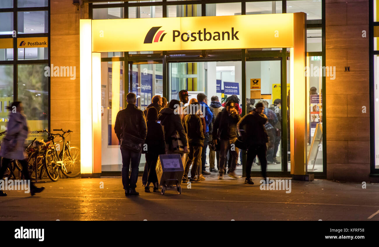 Coda presso l'ingresso principale della post office, Postbank, nel centro della città di Essen, Germania, presso la stazione centrale, Willy-brand-Platz, Foto Stock