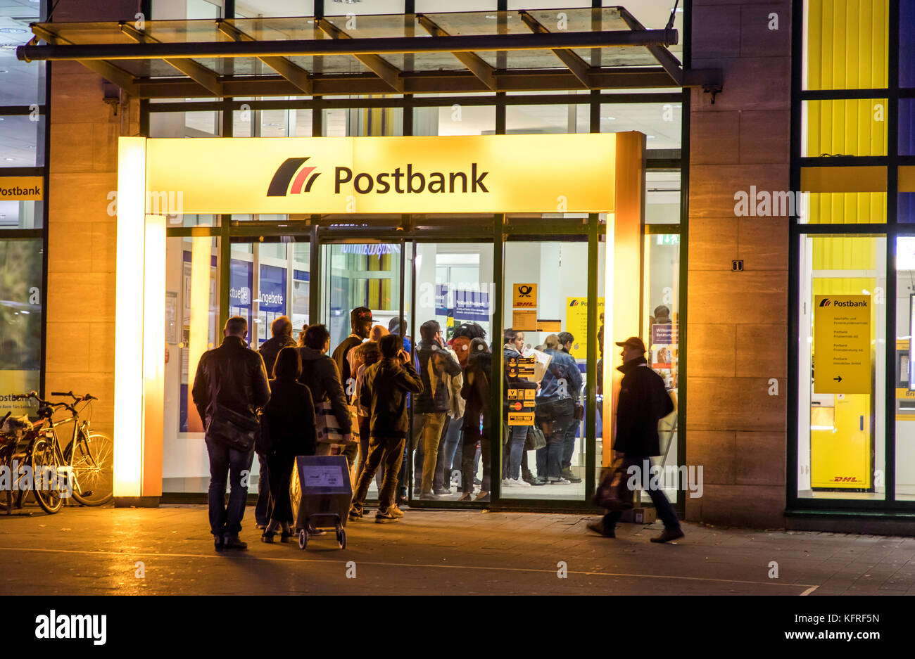 Coda presso l'ingresso principale della post office, Postbank, nel centro della città di Essen, Germania, presso la stazione centrale, Willy-brand-Platz, Foto Stock