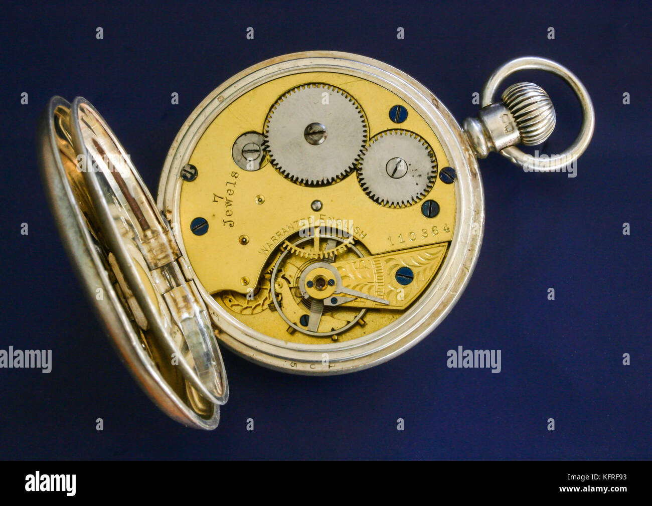 Una macro shot dell'interno di un argento orologio da tasca. Foto Stock