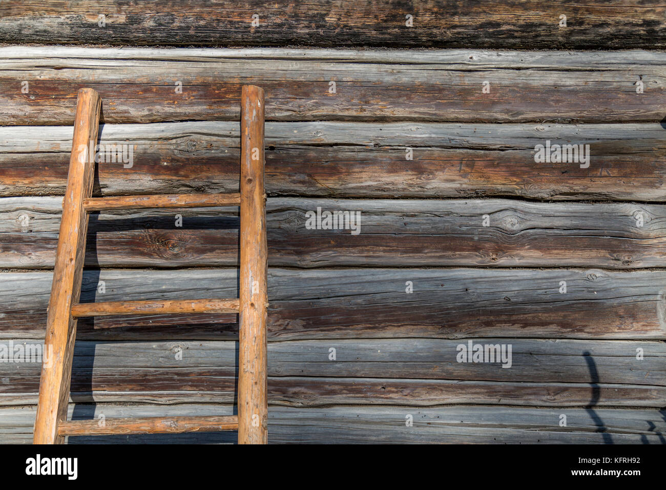 Pareti in legno e la scaletta di antica casa Foto Stock