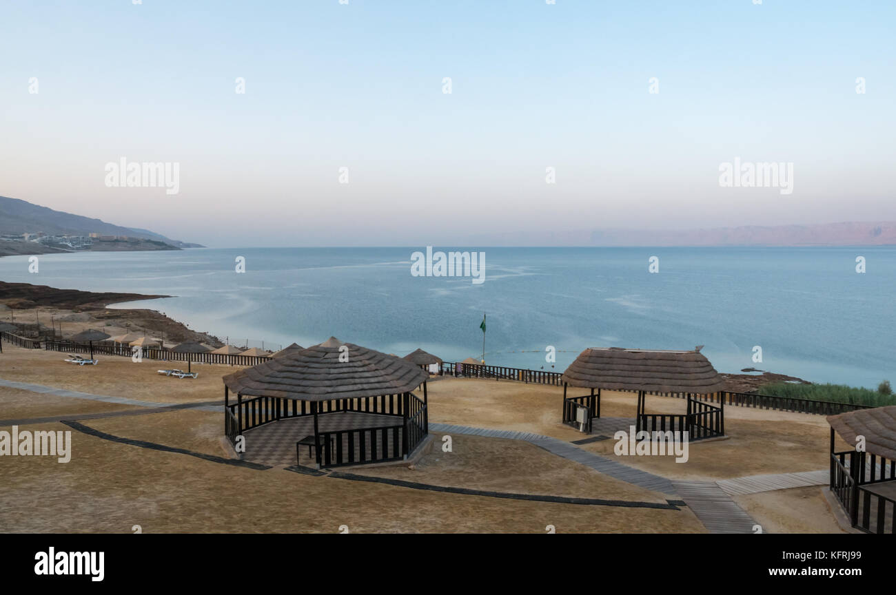 Presto la luce del mattino al Holiday Inn Dead Sea beach resort, nessun popolo sulla spiaggia e la vista sul Mar Morto, Giordania, Medio Oriente Foto Stock