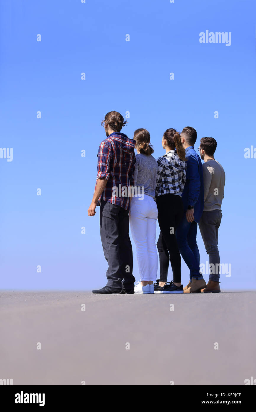 Vista posteriore .un gruppo di studenti guardando spazio copia.il concetto di prospettive Foto Stock