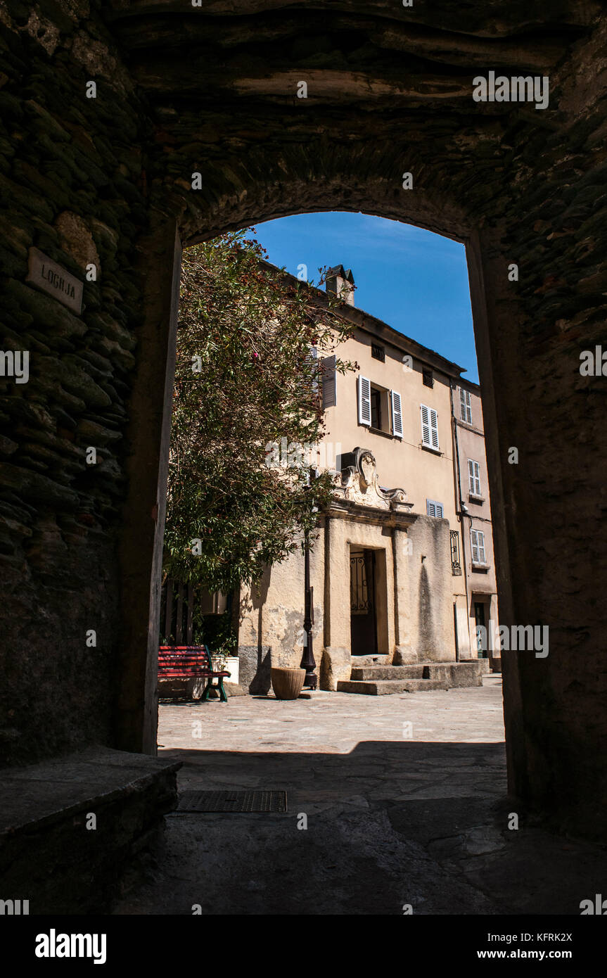 Corsica: le case nei vicoli di Nonza, il più famoso villaggio sulla costa occidentale di Cap Corse con antichi palazzi arroccato sulla scogliera Foto Stock