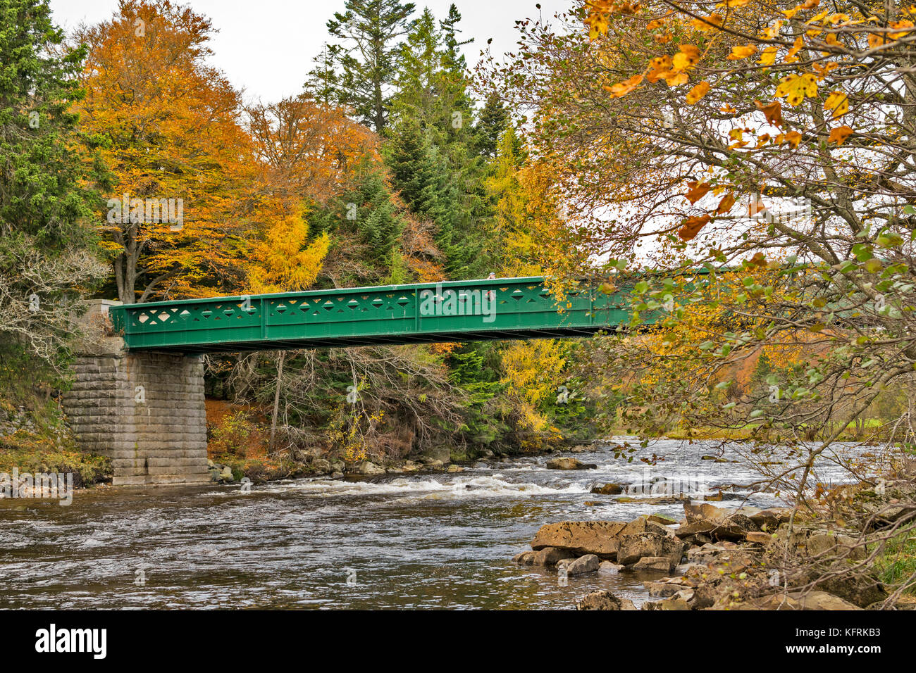 Il castello di Balmoral Royal Deeside ABERDEENSHIRE in Scozia la Brunel campate del ponte sul fiume Dee circondato da alberi in colori autunnali Foto Stock