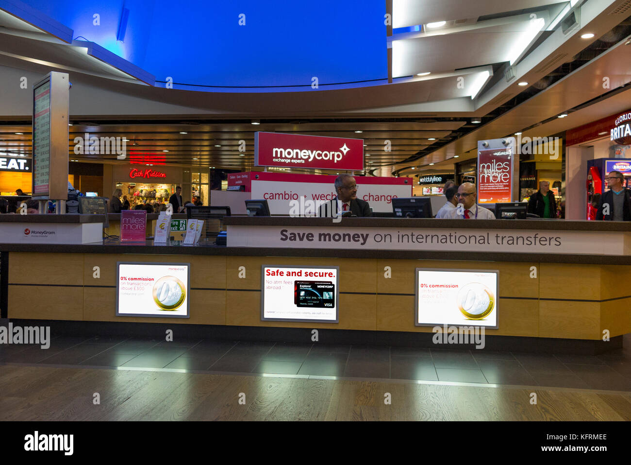 Bureau de Change Office gestito da Moneycorp; terminale 3 / tre all'aeroporto di Londra Heathrow. Regno Unito. (76) Foto Stock