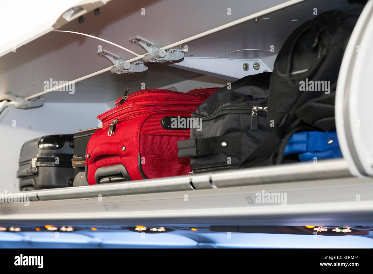 Il sovraccarico di passeggeri armadietti spogliatoio / vano / scomparti per  riporre i sacchetti di passeggeri come bagaglio a mano; BA / British Airways  in Portogallo . (76 Foto stock - Alamy