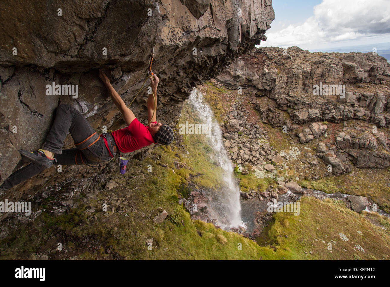James Field-Michell arrampicata a White Falls sulle pendici del Monte Ruapehu, Nuova Zelanda Foto Stock