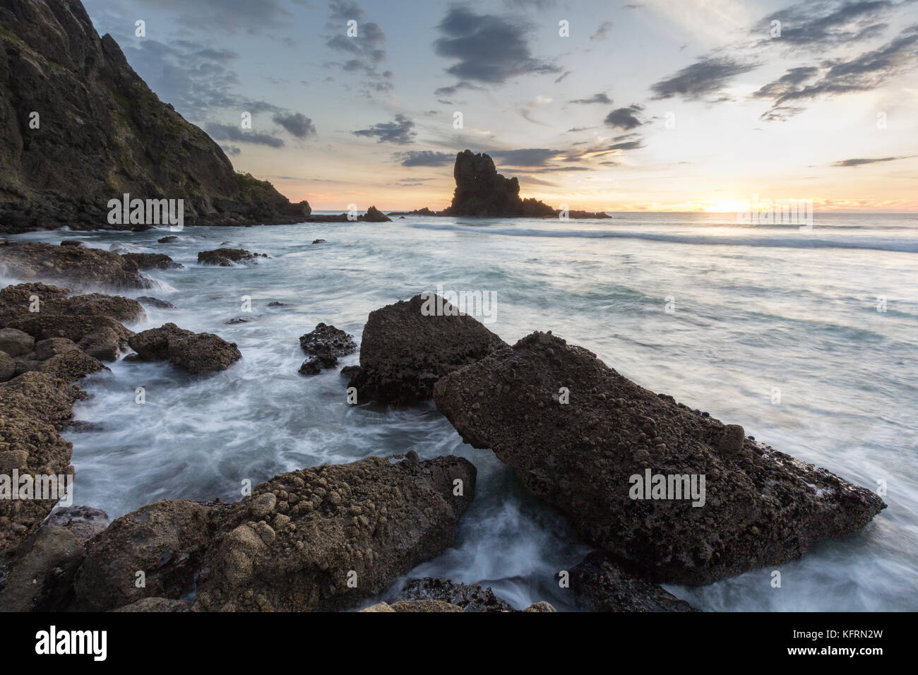 Spiaggia di Anawhata sulla costa occidentale di Auckland, Nuova Zelanda Foto Stock