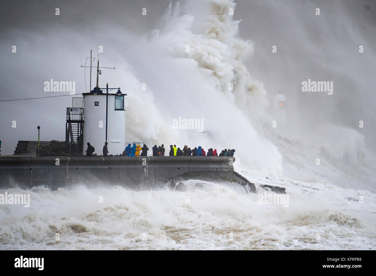 Onde infrangersi contro la parete del porto durante la tempesta brian a porthcawl, nel Galles del Sud. Il met office hanno rilasciato un giallo allarme meteo per vento e ha Foto Stock