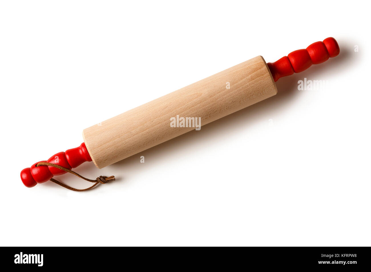 In legno classico matterello con maniglie rosse home utensili da forno isolato su sfondo bianco Foto Stock