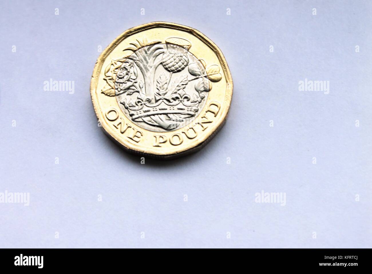 Nuovo pound £ 1 gettone design 2016 , 12 lato design facciata Queen Elizabeth su stock di monete, foto, fotografia, immagine, foto, Foto Stock