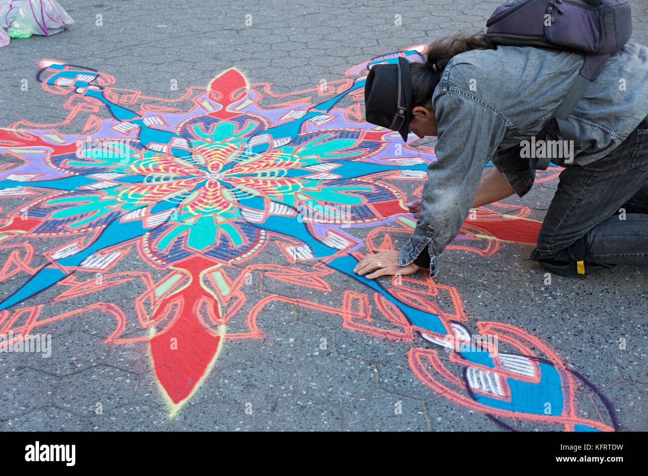 Joe Mangrum pittura con la sabbia in Washington Square Park nel Greenwich Village, Manhattan New York City/ Foto Stock