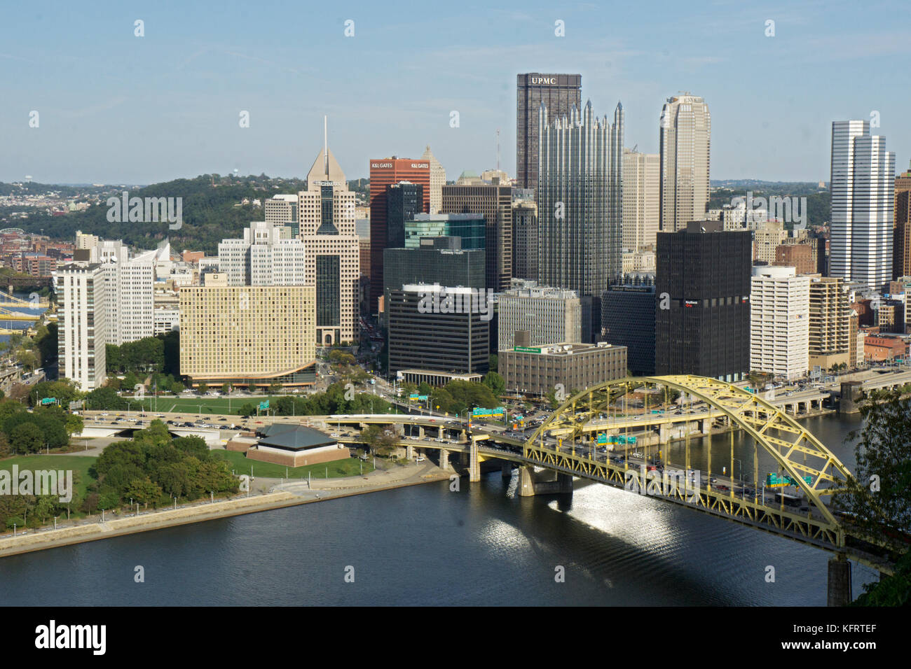 Lo skyline del centro cittadino di Pittsburgh, in Pennsylvania, come si vede dal Mount Washington sulla città e sul suo lato sud. Foto Stock