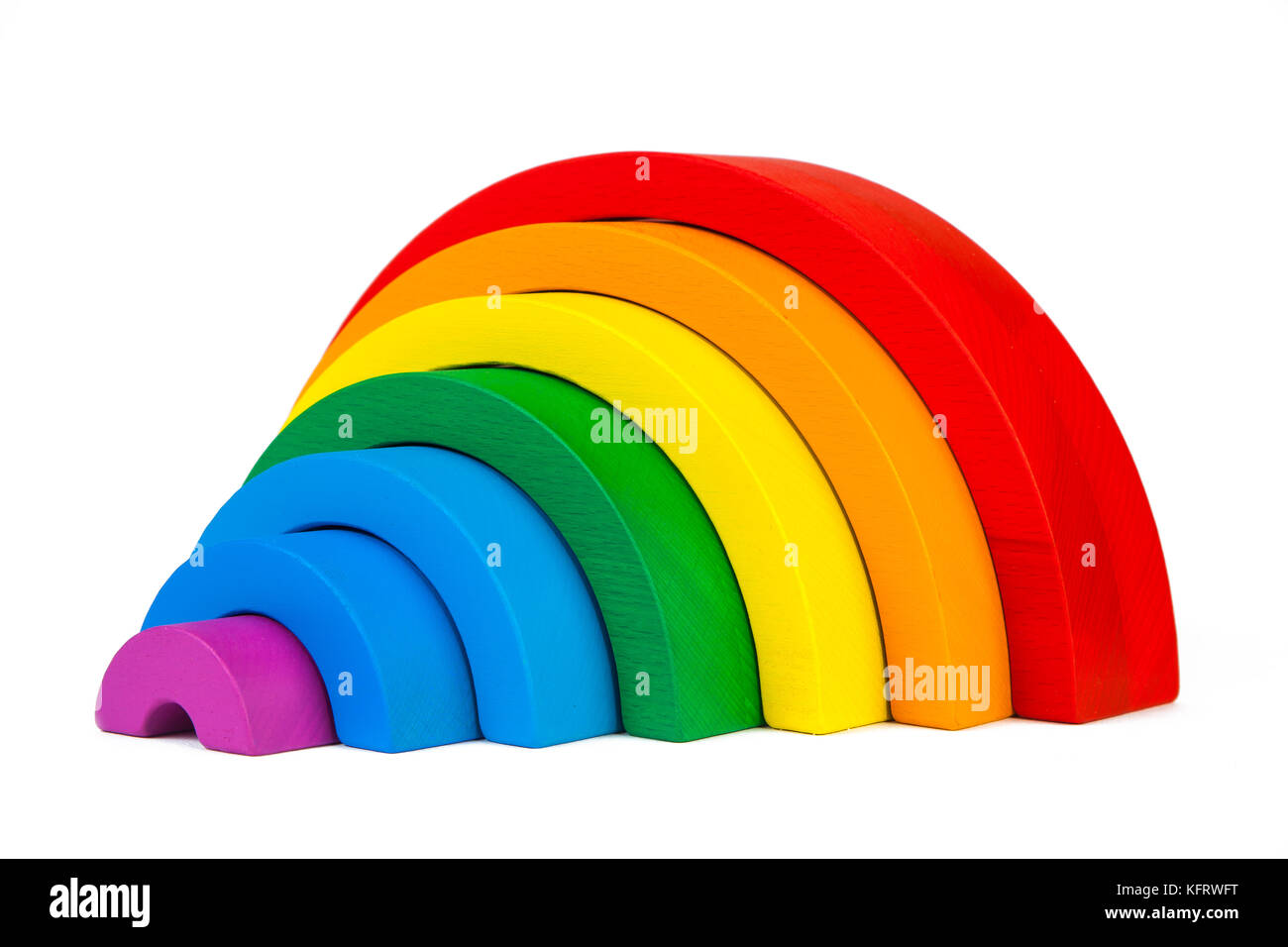 Giocattolo di legno di sette colori diversi archi nella forma di un arcobaleno su un bianco sfondo isolato, archi piegati in forma di una scala a pioli Foto Stock