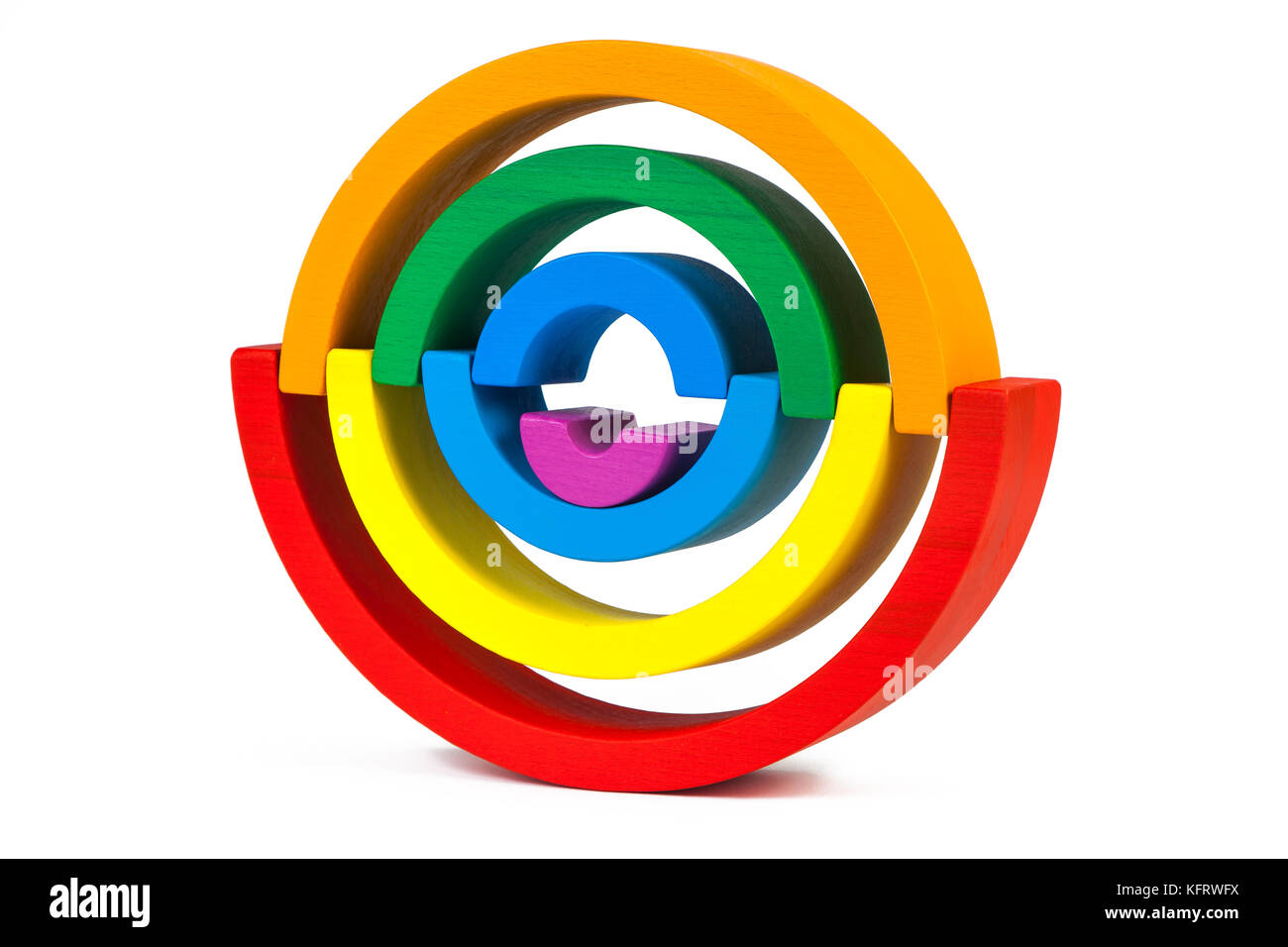 Giocattolo in legno di sette archi di colore diverso sotto forma di arcobaleno su sfondo bianco isolato Foto Stock