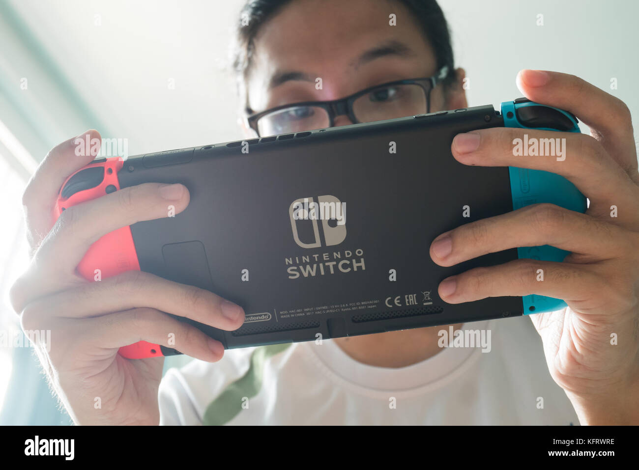 Bangkok, Tailandia - 31 Ottobre 2017 : un uomo giocando Nintendo interruttore. Foto Stock
