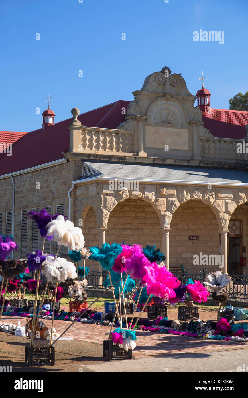 Le donne la vendita di piume di struzzo al di fuori c p nel museo, Oudtshoorn, Western Cape, Sud Africa Foto Stock