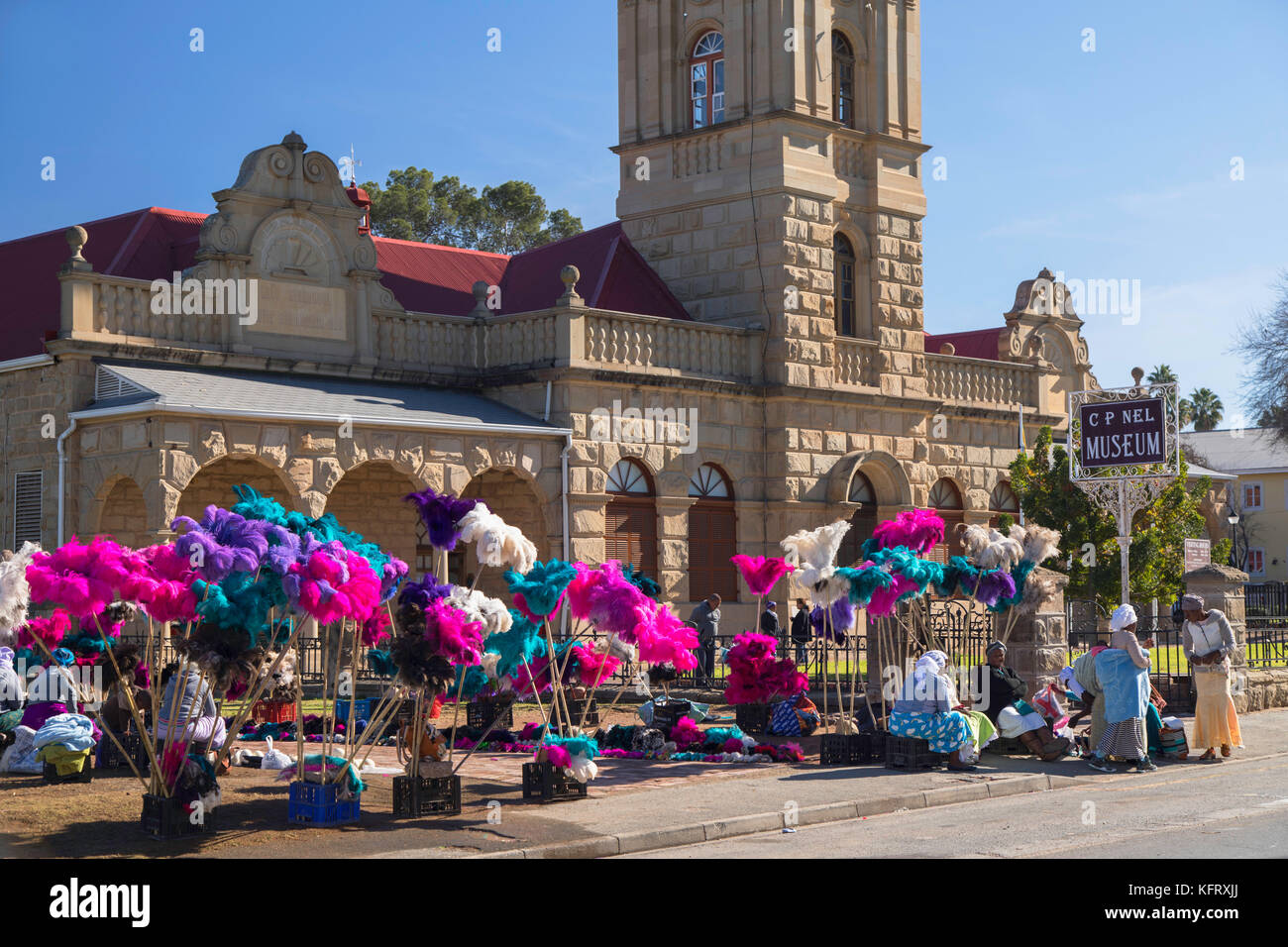 Le donne la vendita di piume di struzzo al di fuori c p nel museo, Oudtshoorn, Western Cape, Sud Africa Foto Stock