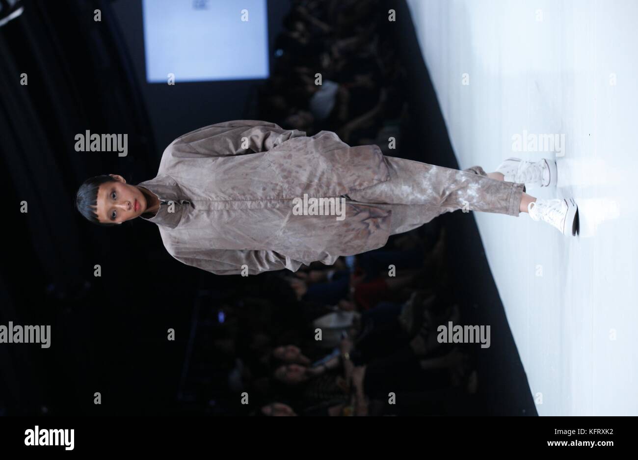 Jakarta, Indonesia. 27 ott 2017. jfw 2018 presenta amazon tokyo fashion week con roggykei. roggykei creato dal designer hitoshi korogi e keiko, hanno dedicato la loro progettazione di intramontabile e dettagli unici. classici sono anche infusi con originalità. lavorando come designer di costume ci ha permesso di sviluppare un elaborato ancora silhouette indossabile che offre una nuova estetica insieme con il comfort e la qualità di credito: gusti aldi/Pacific press/alamy live news Foto Stock