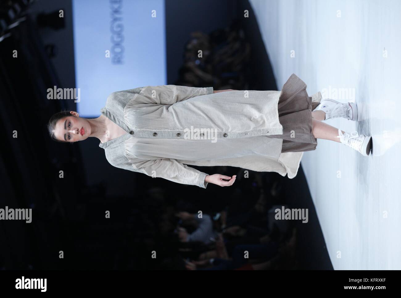 Jakarta, Indonesia. 27 ott 2017. jfw 2018 presenta amazon tokyo fashion week con roggykei. roggykei creato dal designer hitoshi korogi e keiko, hanno dedicato la loro progettazione di intramontabile e dettagli unici. classici sono anche infusi con originalità. lavorando come designer di costume ci ha permesso di sviluppare un elaborato ancora silhouette indossabile che offre una nuova estetica insieme con il comfort e la qualità di credito: gusti aldi/Pacific press/alamy live news Foto Stock