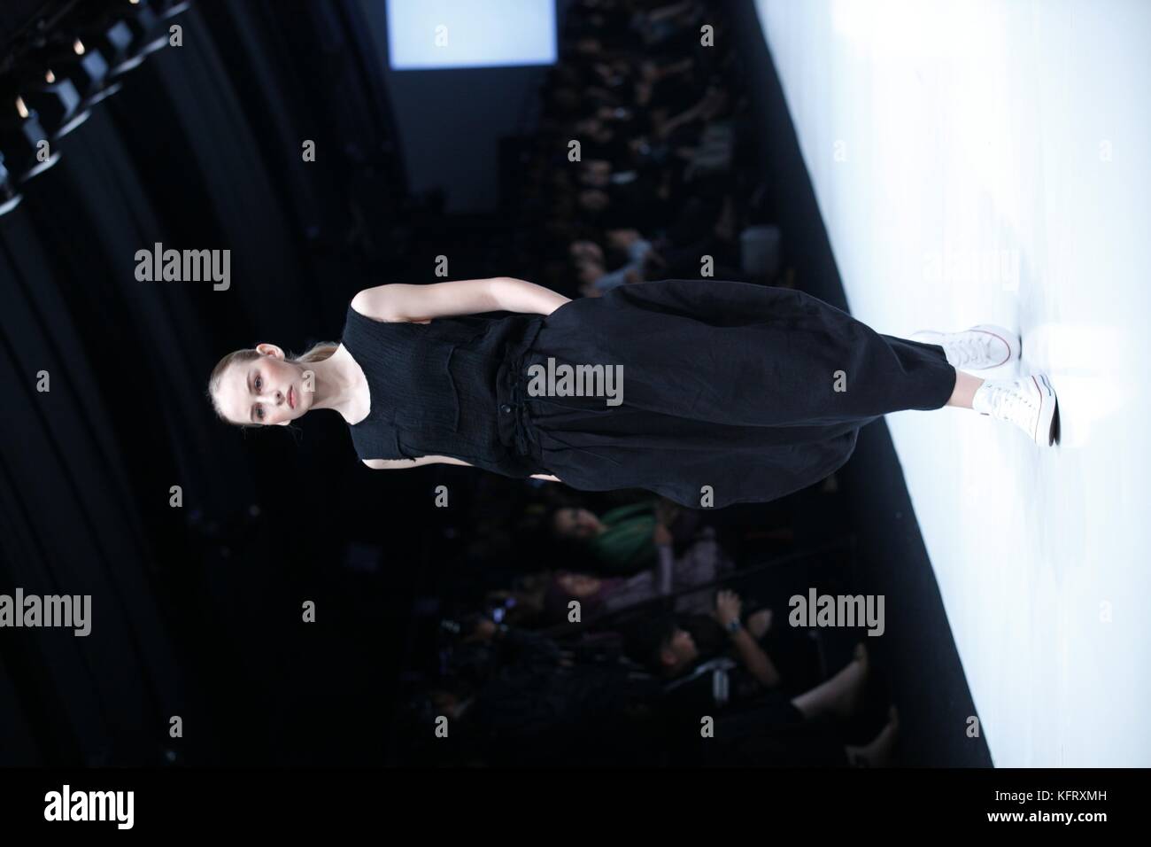 Jakarta, Indonesia. 27 ott 2017. jfw 2018 presenta amazon tokyo fashion week con roggykei. roggykei creato dal designer hitoshi korogi e keiko, hanno dedicato la loro progettazione di intramontabile e dettagli unici. classici sono anche infusi con originalità. lavorando come designer di costume ci ha permesso di sviluppare un elaborato ancora silhouette indossabile che offre una nuova estetica insieme con il comfort e la qualità di credito: gusti aldi/Pacific press/alamy live news Foto Stock