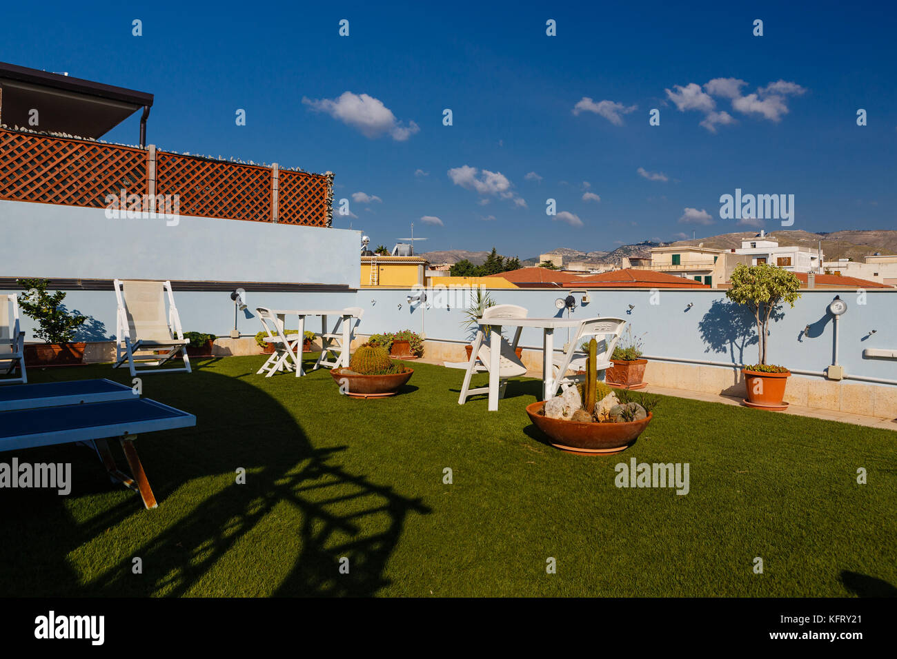 Lettino solare su un tetto di un piccolo albergo a Avola, Sicilia, Italia Foto Stock