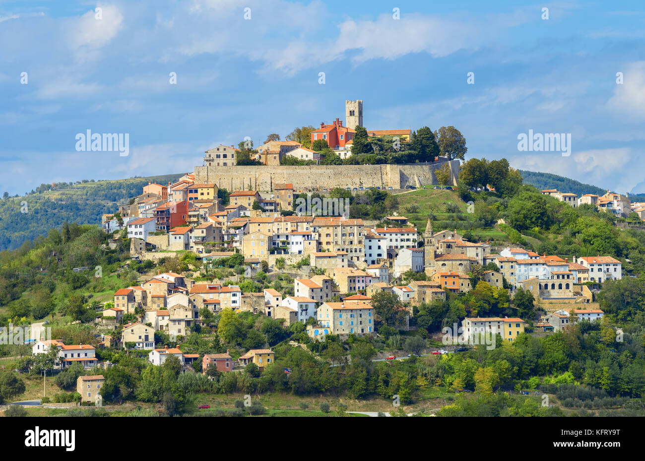 Vista della famosa piccola città vecchia di Montona sulla pittoresca collina. Istria, Croazia Foto Stock