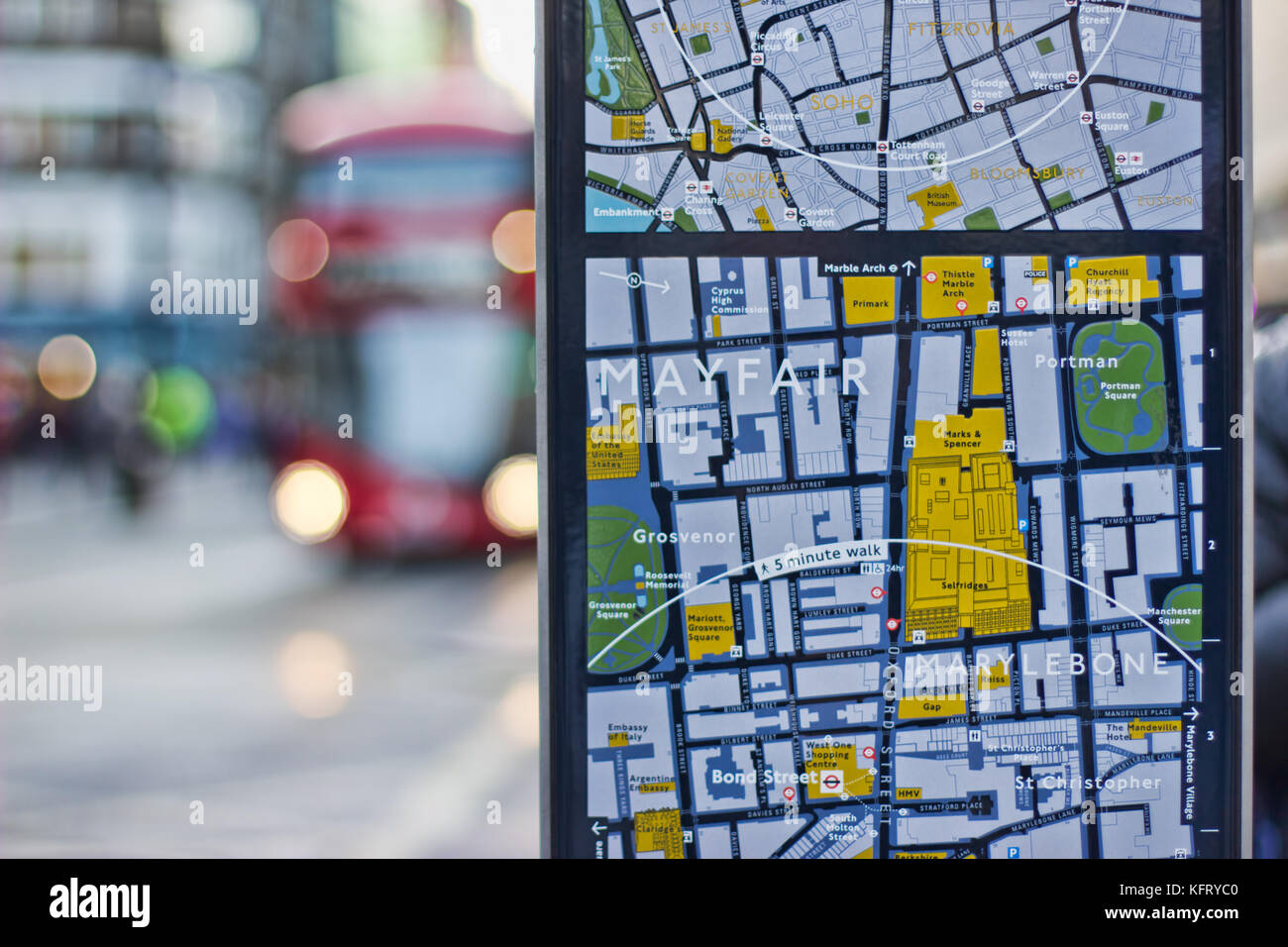 London oxford street tourist street mappa mostrando il bus rosso in background Foto Stock