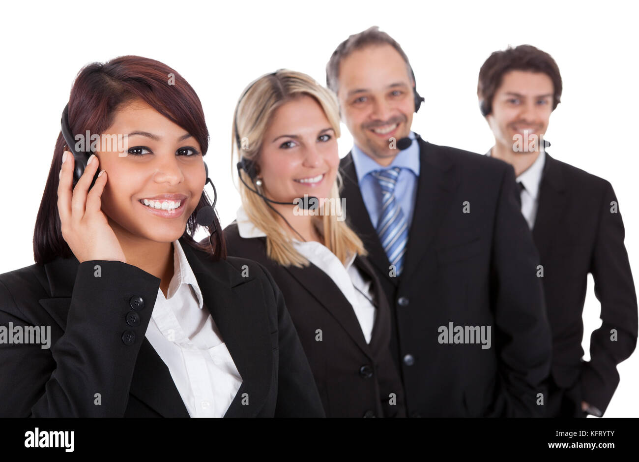 Fiducioso team aziendale con cuffia in piedi in una linea contro uno sfondo bianco Foto Stock