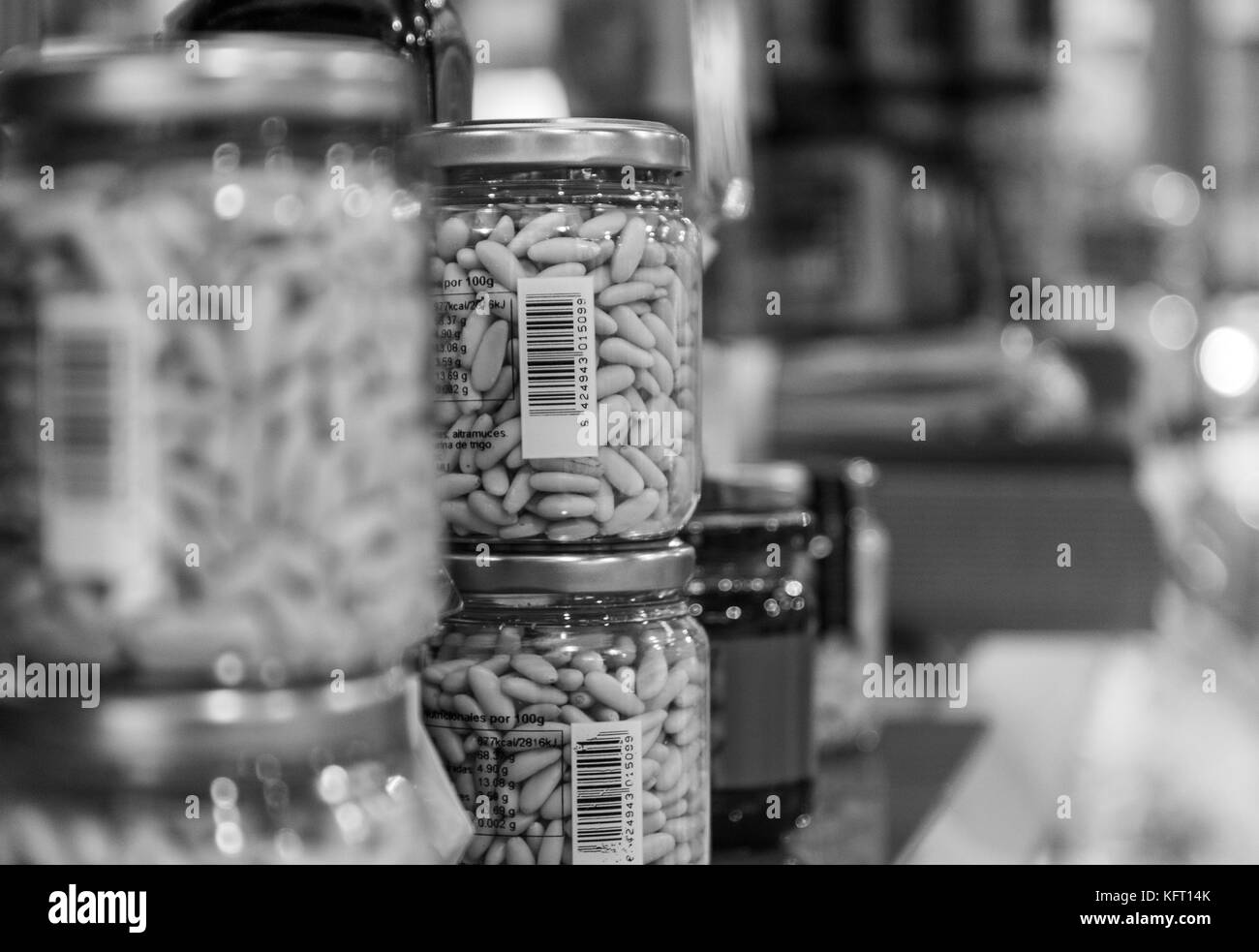 Fagioli bianchi in una bottiglia di vetro Foto Stock