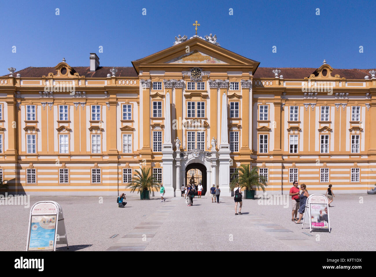 L'ingresso principale per il magnifico barocco Abbazia di Melk nella regione di Wachau Austria Inferiore Foto Stock