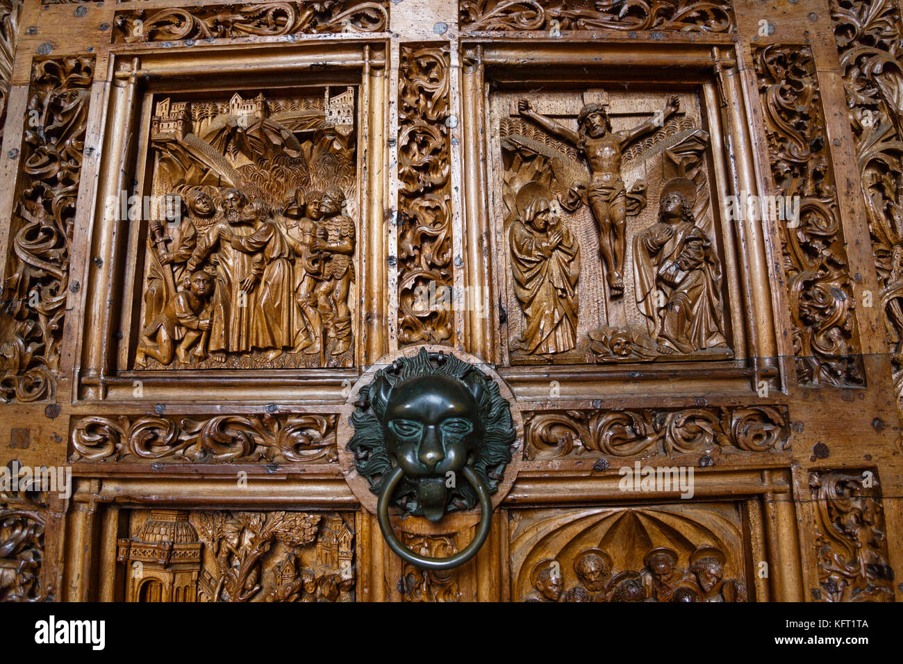Scolpiti in legno porta della Cattedrale di Konstanz, Konstanz, Baden-Württemberg, Germania Foto Stock