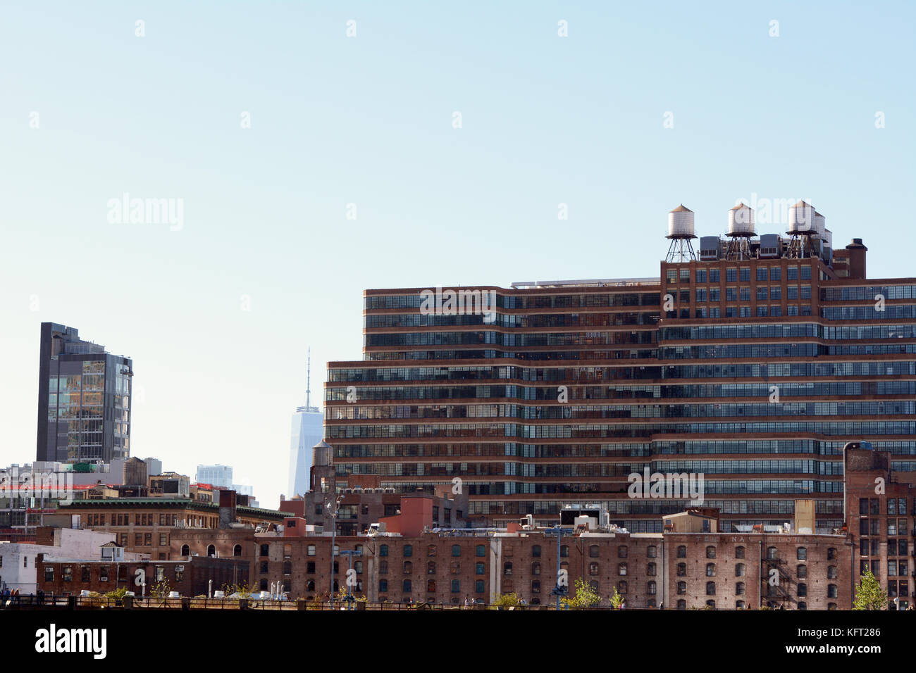 NEW YORK - 20 OTTOBRE 2017: Terminal merci Starrett-Lehigh, magazzino e edificio di uffici con torri d'acqua sul tetto a Chelsea, visto dalla H Foto Stock