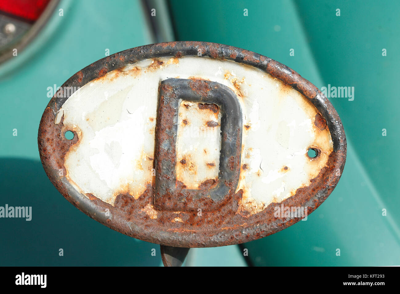 Land Sign D for Germany, Bremen, Germany, Europe i altes verrostetes Länderkennzeichen D-Swild an einem VW Käfer , Deutschland Foto Stock