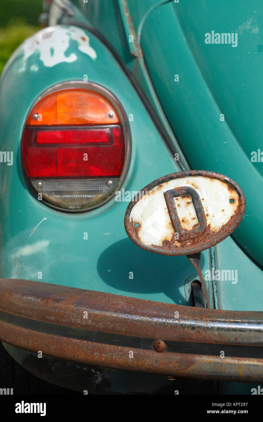 Autoproiettore e Land Sign D per Germania, Brema, Germania, Europa i Rücklicht, altes verrostetes Länderkennzeichen D-Swild an einem VW Käfer , De Foto Stock