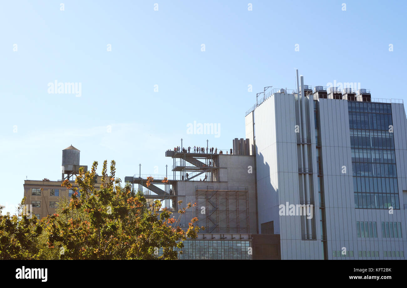 NEW YORK - 20 OTTOBRE 2017: I turisti si possono ammirare dal tetto del Whitney Museum of American Art, che si trova alla fine dell'High Lin Foto Stock