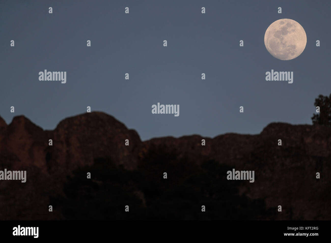 Luna La luna è il solo satellite naturale della terra. Con un diametro equatoriale km1 3474 è il sistema solare più grande del quinto satellite, mentre Foto Stock