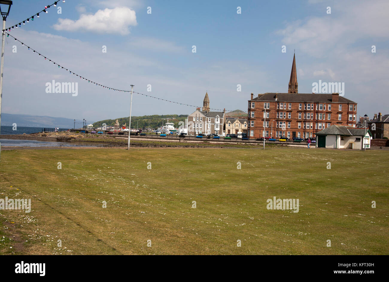 Presso la riva del mare presso la città di vacanze di largs ayshire nord sud ovest della Scozia Foto Stock