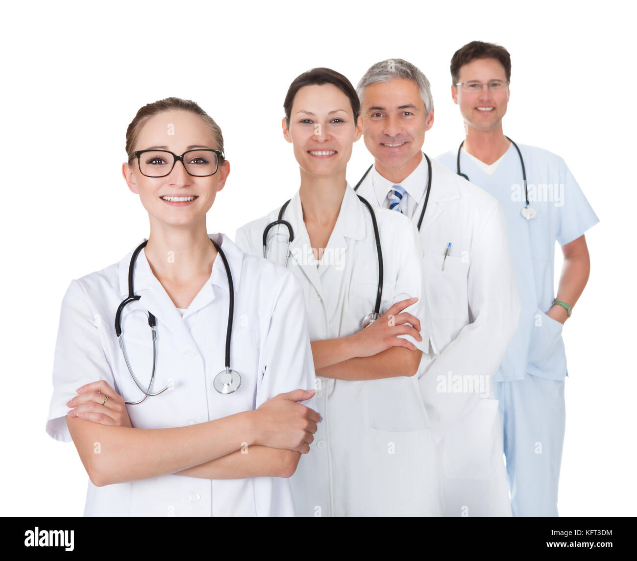 Riga di sorridere diversi medici e infermieri in divise bianche con stetoscopi in piedi in una linea obliqua di riga sfuggente isolato su bianco Foto Stock