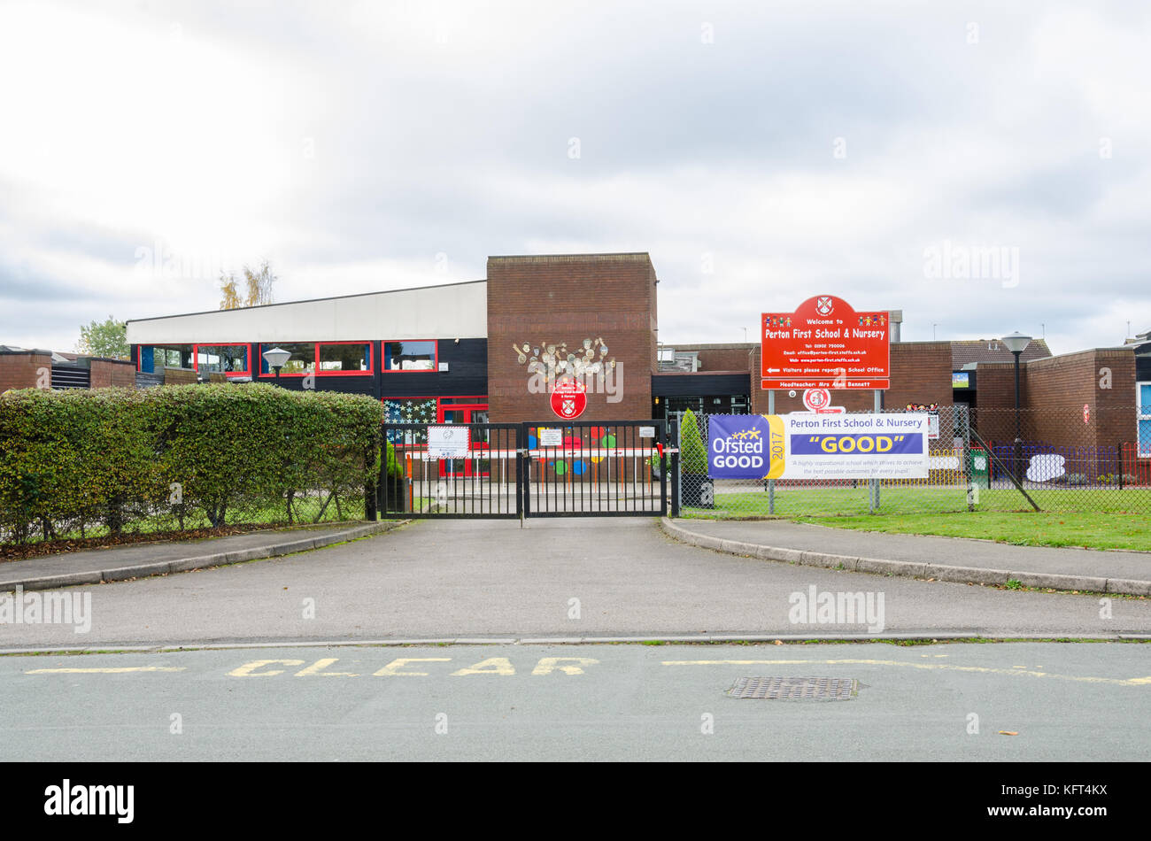 L'ingresso anteriore del Perton prima scuola in South Staffordshire vicino a Wolverhampton. Foto Stock