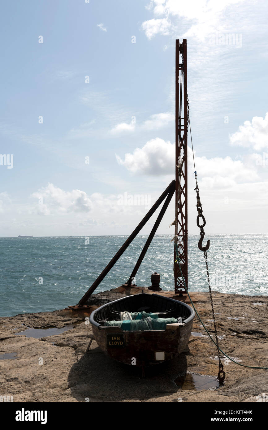 Barca da pesca e un ingranaggio di sollevamento su Portland Bill Foto Stock